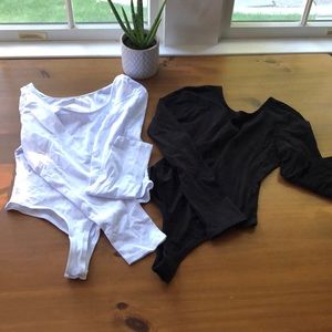 Set of two body suits